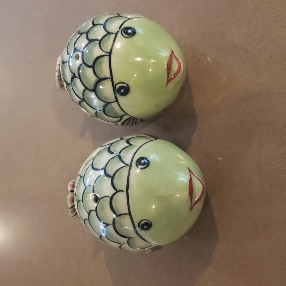 Andrea By Sadek Green and Black Fish Salt and Pepper shaker!!